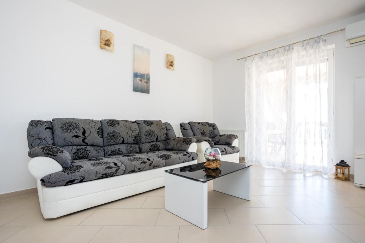 Apartmani Sandra Malinska Sveti Vid-Miholjice Екстер'єр фото